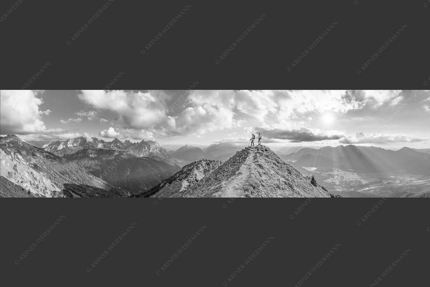 Blick über Seinskopf und Oberes Isartal in den Sonnenuntergang und ins Karwendel - Weg ins Glück 4:1 sw -- Bergsteiger am Seinskopf im Soierngebirge - mehr Infos bei www.Kriner-Weiermann.de