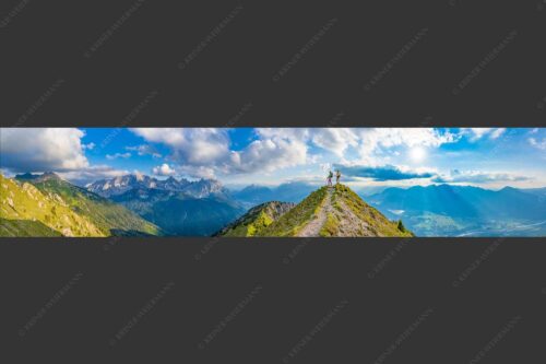Blick über Seinskopf und Oberes Isartal in den Sonnenuntergang und ins Karwendel - Weg ins Glück 5:1  -- Bergsteiger am Seinskopf im Soierngebirge - mehr Infos bei www.Kriner-Weiermann.de