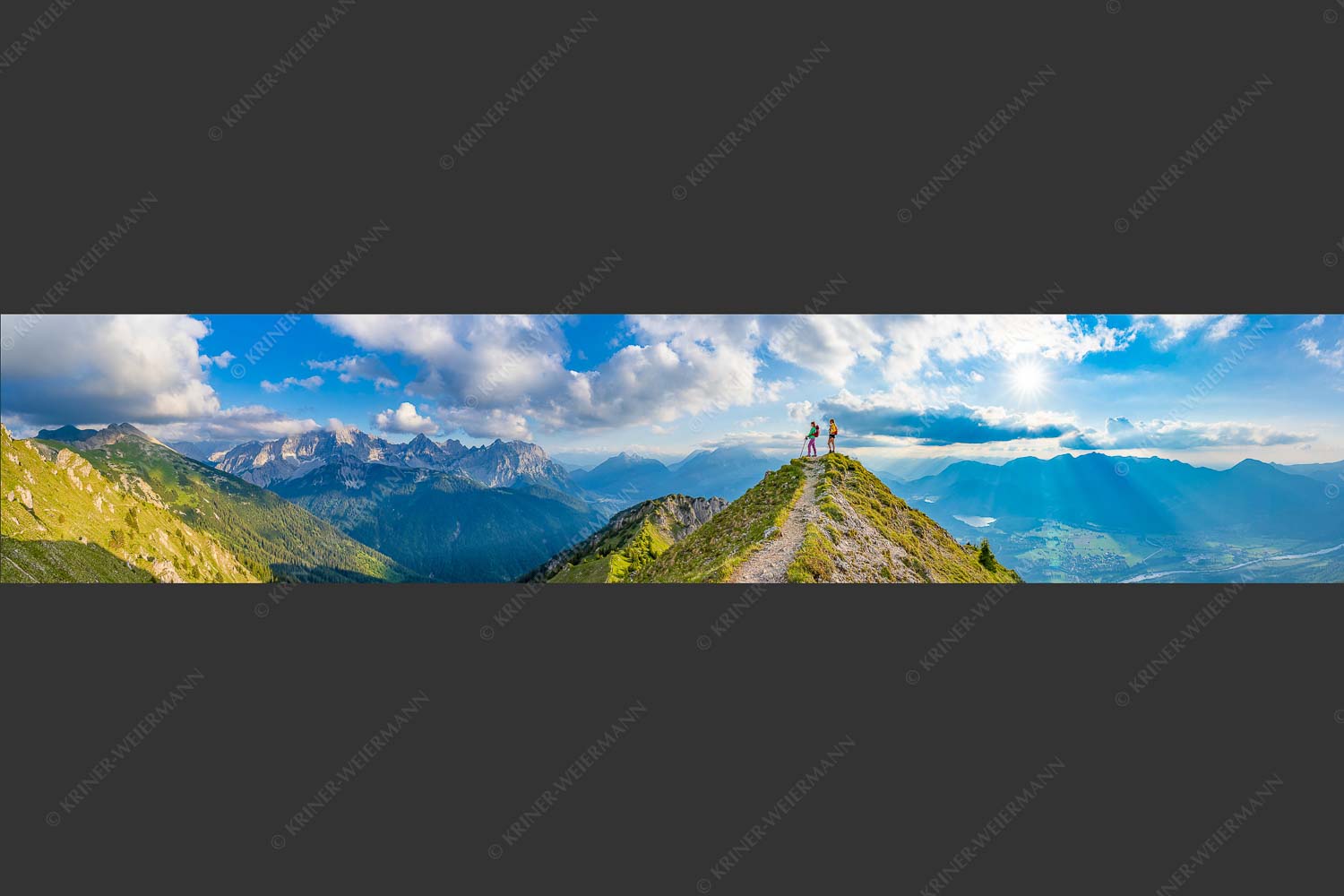 Blick über Seinskopf und Oberes Isartal in den Sonnenuntergang und ins Karwendel - Weg ins Glück 5:1 -- Bergsteiger am Seinskopf im Soierngebirge - mehr Infos bei www.Kriner-Weiermann.de