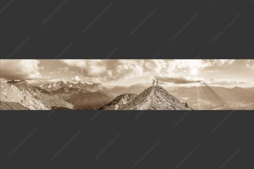 Blick über Seinskopf und Oberes Isartal in den Sonnenuntergang und ins Karwendel - Weg ins Glück 5:1 sepia -- Bergsteiger am Seinskopf im Soierngebirge - mehr Infos bei www.Kriner-Weiermann.de