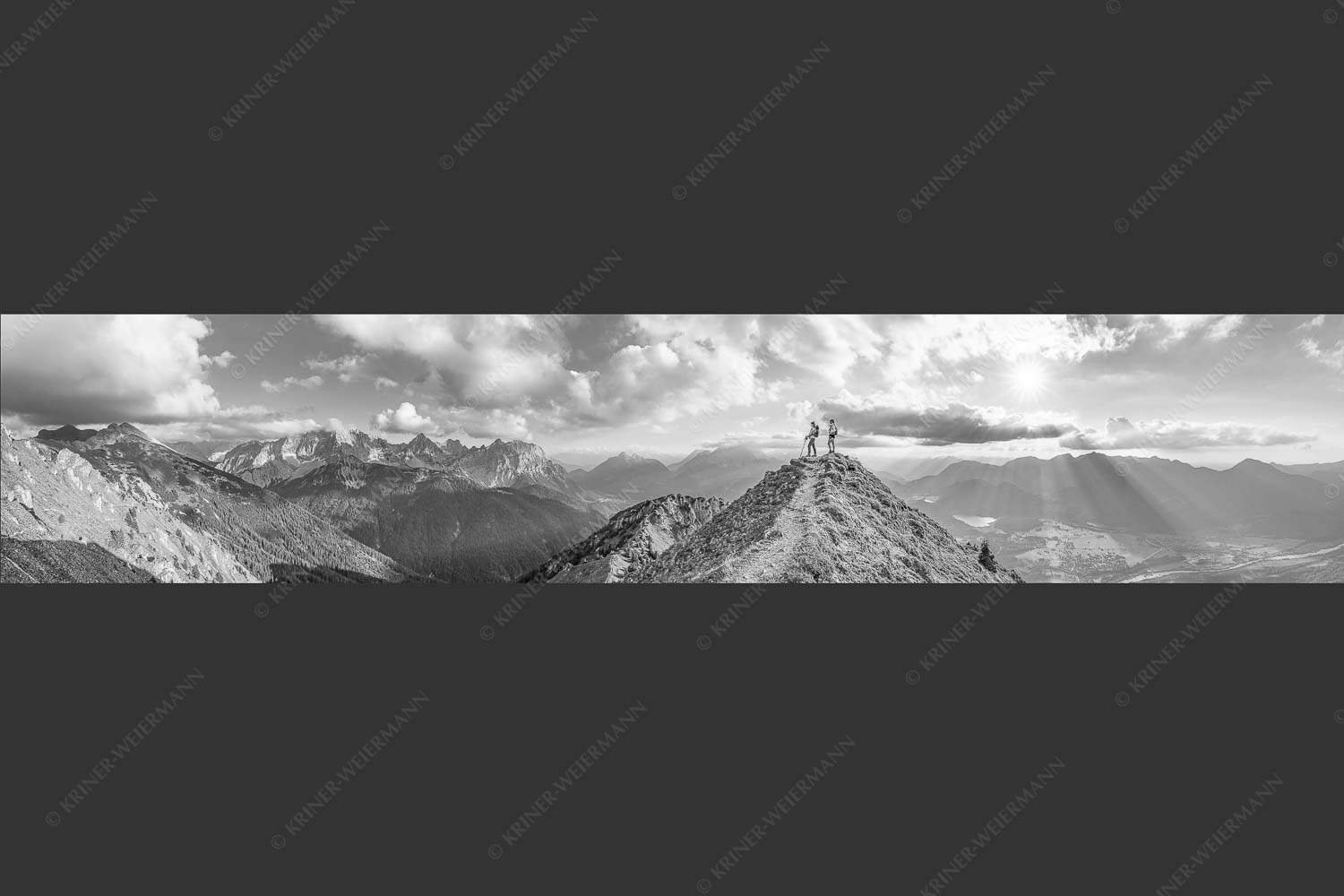 Blick über Seinskopf und Oberes Isartal in den Sonnenuntergang und ins Karwendel - Weg ins Glück 5:1 sw -- Bergsteiger am Seinskopf im Soierngebirge - mehr Infos bei www.Kriner-Weiermann.de