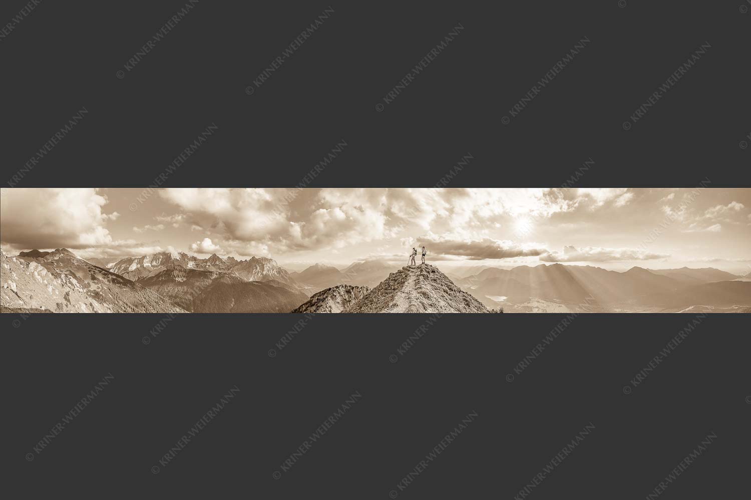 Blick über Seinskopf und Oberes Isartal in den Sonnenuntergang und ins Karwendel - Weg ins Glück 6:1 sepia -- Bergsteiger am Seinskopf im Soierngebirge - mehr Infos bei www.Kriner-Weiermann.de