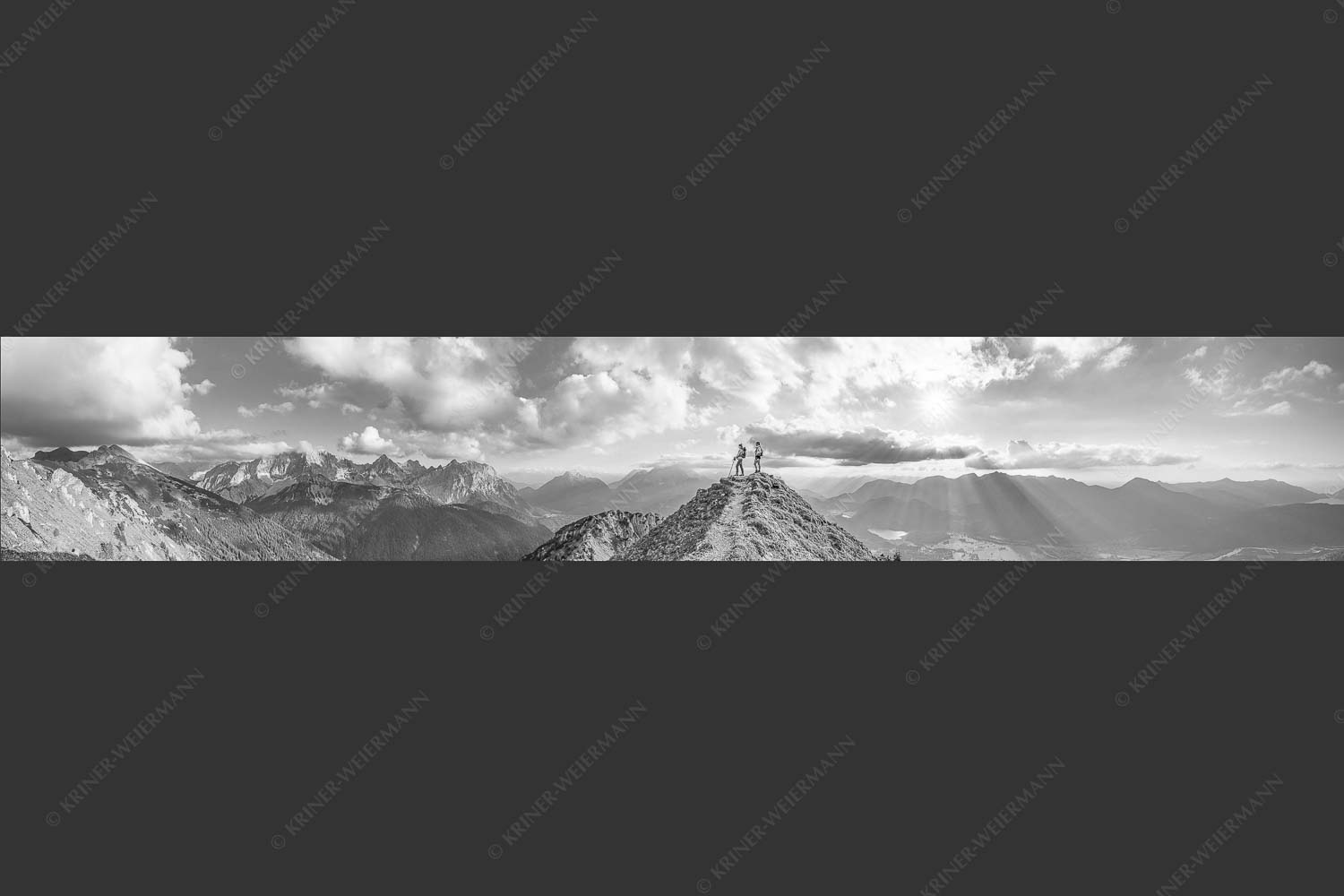 Blick über Seinskopf und Oberes Isartal in den Sonnenuntergang und ins Karwendel - Weg ins Glück 6:1 sw -- Bergsteiger am Seinskopf im Soierngebirge - mehr Infos bei www.Kriner-Weiermann.de