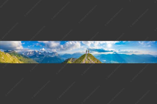 Blick über Seinskopf und Oberes Isartal in den Sonnenuntergang und ins Karwendel - Weg ins Glück 7:1  -- Bergsteiger am Seinskopf im Soierngebirge - mehr Infos bei www.Kriner-Weiermann.de