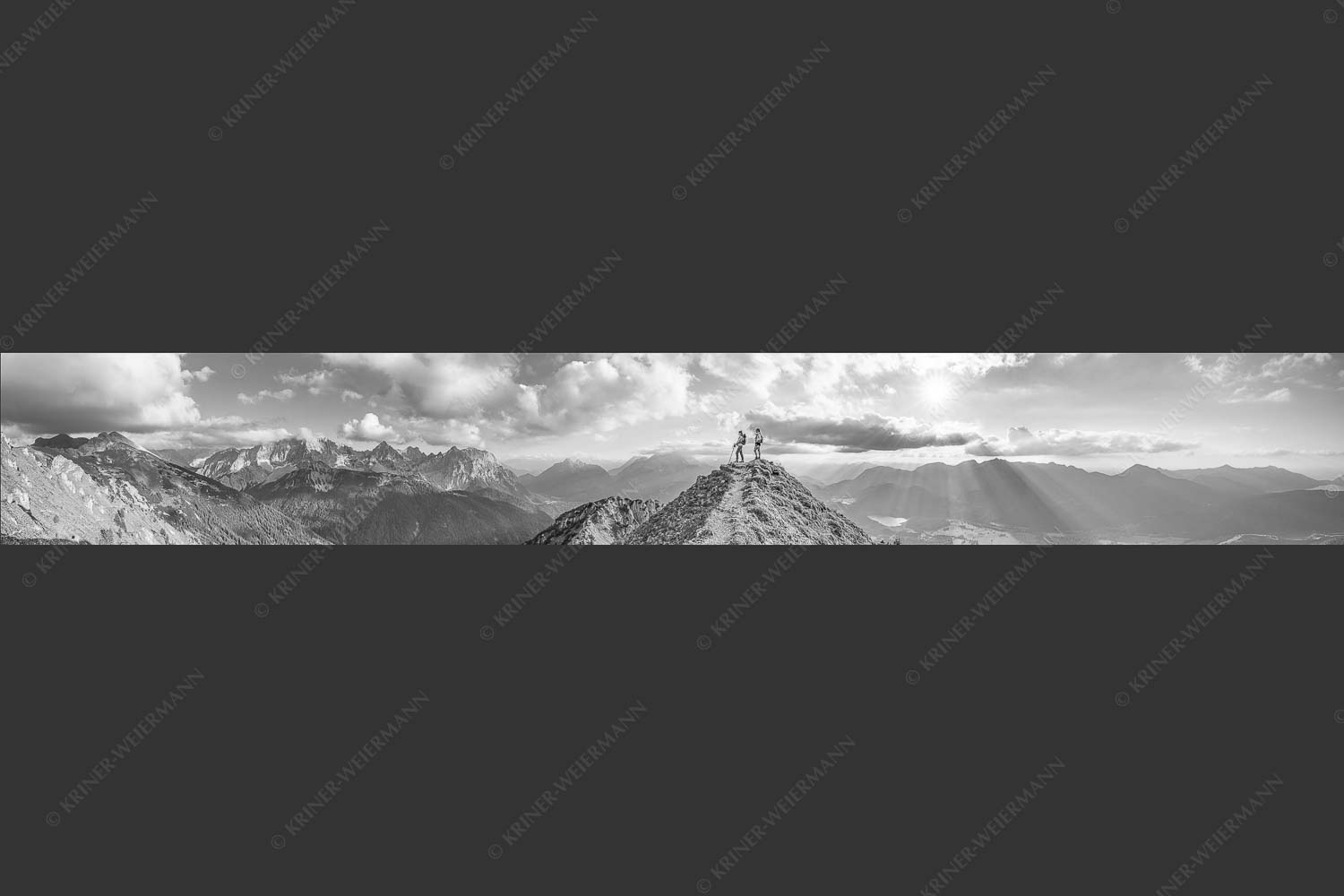 Blick über Seinskopf und Oberes Isartal in den Sonnenuntergang und ins Karwendel - Weg ins Glück 7:1 sw -- Bergsteiger am Seinskopf im Soierngebirge - mehr Infos bei www.Kriner-Weiermann.de