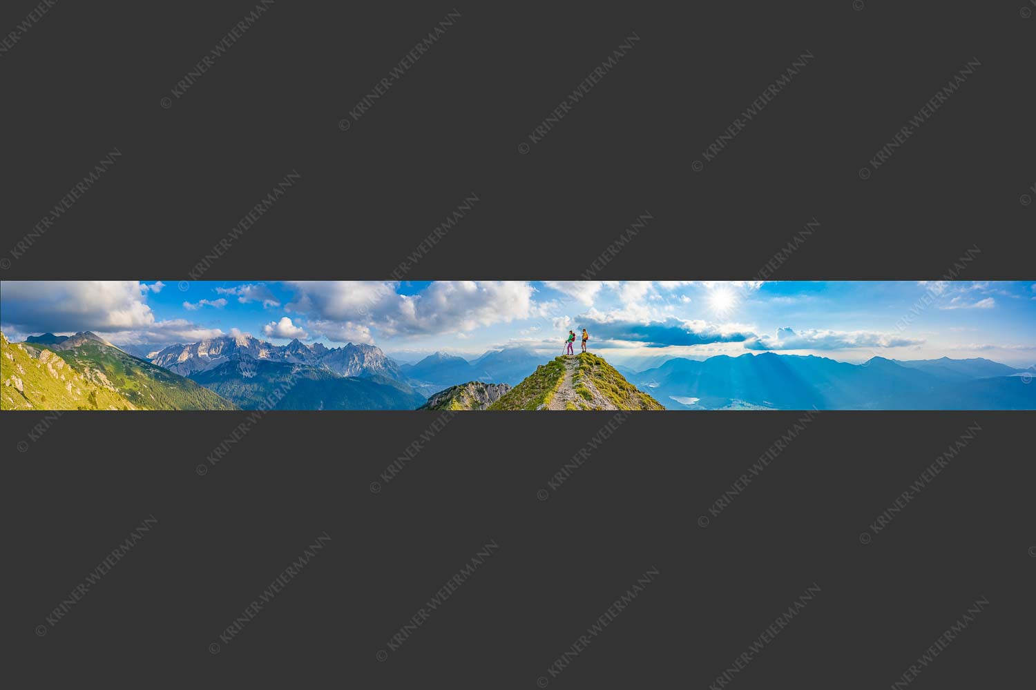 Blick über Seinskopf und Oberes Isartal in den Sonnenuntergang und ins Karwendel - Weg ins Glück 8:1 -- Bergsteiger am Seinskopf im Soierngebirge - mehr Infos bei www.Kriner-Weiermann.de