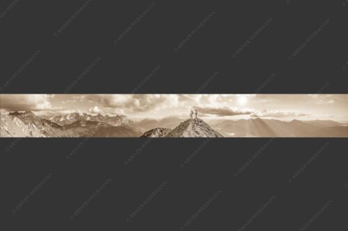 Blick über Seinskopf und Oberes Isartal in den Sonnenuntergang und ins Karwendel - Weg ins Glück 8:1 sepia -- Bergsteiger am Seinskopf im Soierngebirge - mehr Infos bei www.Kriner-Weiermann.de