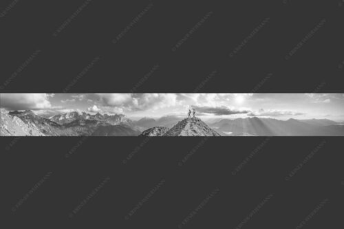 Blick über Seinskopf und Oberes Isartal in den Sonnenuntergang und ins Karwendel - Weg ins Glück 8:1 sw -- Bergsteiger am Seinskopf im Soierngebirge - mehr Infos bei www.Kriner-Weiermann.de