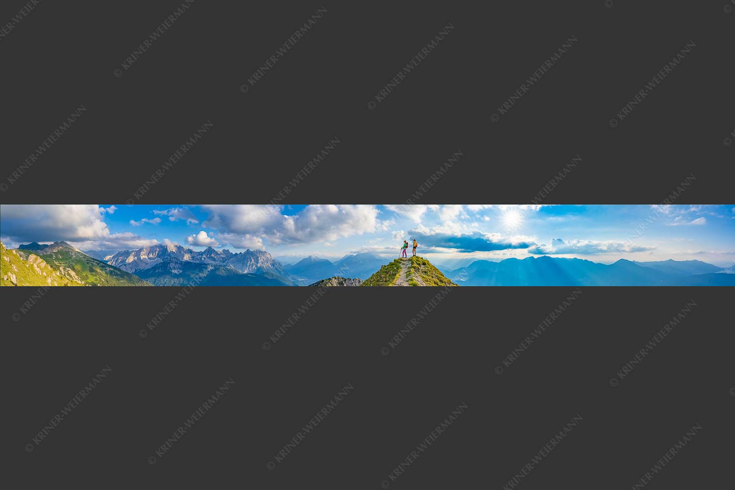 Blick über Seinskopf und Oberes Isartal in den Sonnenuntergang und ins Karwendel - Weg ins Glück 9:1 -- Bergsteiger am Seinskopf im Soierngebirge - mehr Infos bei www.Kriner-Weiermann.de
