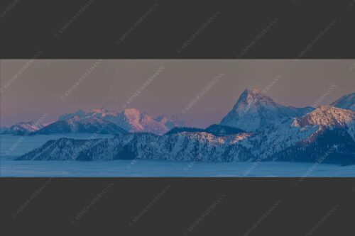 Blick vom Simetsberg über Karwendelvorberge zum Guffert und Wilden Kaiser - Weit nach Osten 3:1  -- Guffert und Wilder Kaiser - mehr Infos bei www.Kriner-Weiermann.de