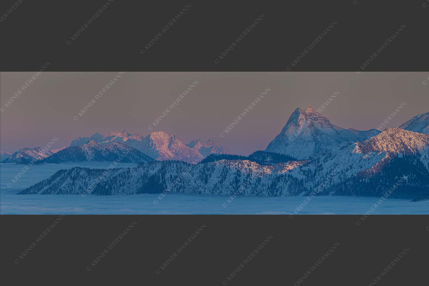 Blick vom Simetsberg über Karwendelvorberge zum Guffert und Wilden Kaiser - Weit nach Osten 3:1 -- Guffert und Wilder Kaiser - mehr Infos bei www.Kriner-Weiermann.de