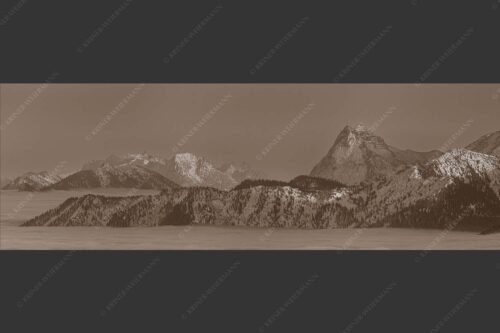 Blick vom Simetsberg über Karwendelvorberge zum Guffert und Wilden Kaiser - Weit nach Osten 3:1 sepia -- Guffert und Wilder Kaiser - mehr Infos bei www.Kriner-Weiermann.de