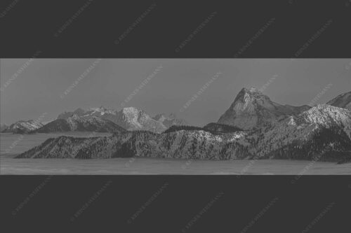 Blick vom Simetsberg über Karwendelvorberge zum Guffert und Wilden Kaiser - Weit nach Osten 3:1 sw -- Guffert und Wilder Kaiser - mehr Infos bei www.Kriner-Weiermann.de