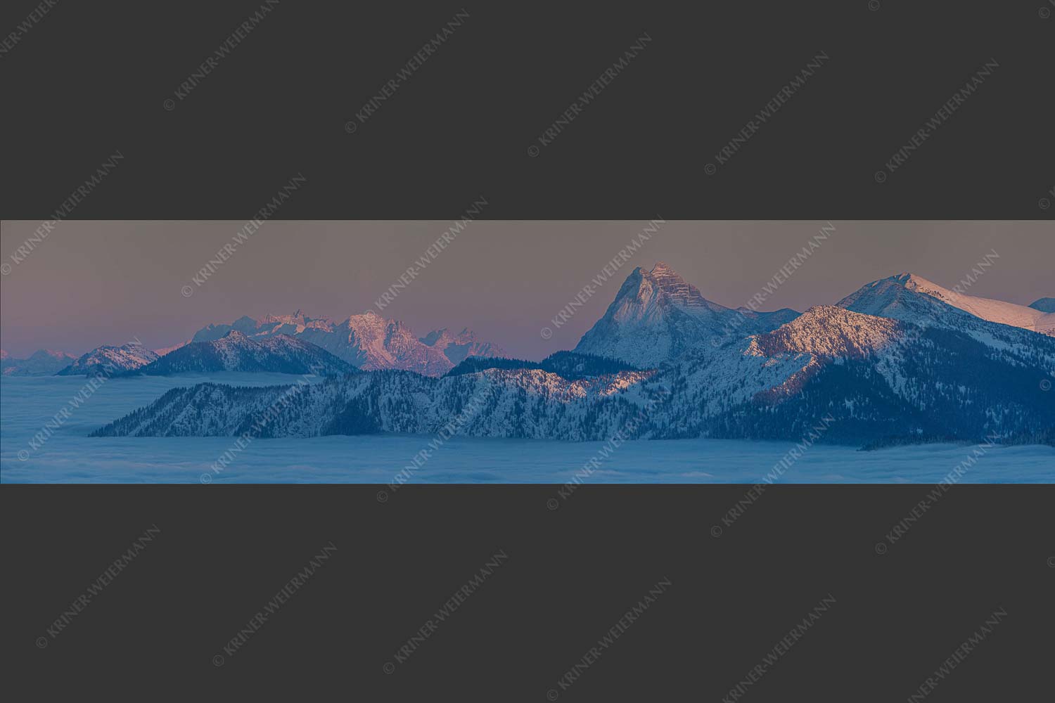 Blick vom Simetsberg über Karwendelvorberge zum Guffert und Wilden Kaiser - Weit nach Osten 4:1 -- Guffert und Wilder Kaiser - mehr Infos bei www.Kriner-Weiermann.de