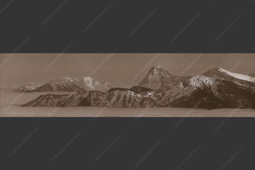 Blick vom Simetsberg über Karwendelvorberge zum Guffert und Wilden Kaiser - Weit nach Osten 4:1 sepia -- Guffert und Wilder Kaiser - mehr Infos bei www.Kriner-Weiermann.de