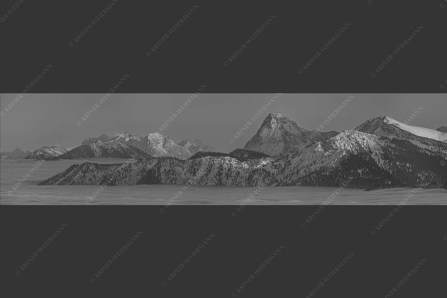 Blick vom Simetsberg über Karwendelvorberge zum Guffert und Wilden Kaiser - Weit nach Osten 4:1 sw -- Guffert und Wilder Kaiser - mehr Infos bei www.Kriner-Weiermann.de