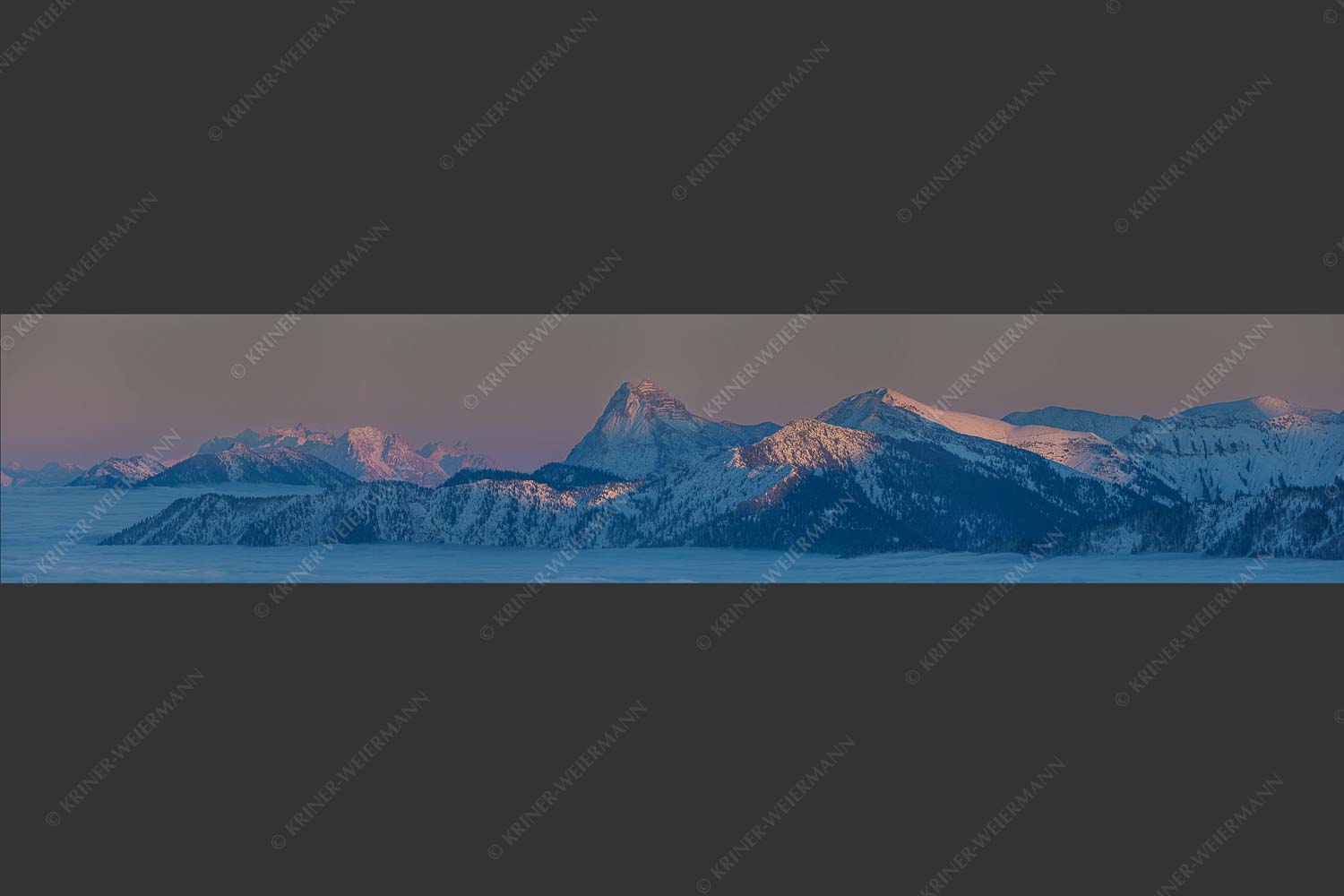 Blick vom Simetsberg über Karwendelvorberge zum Guffert und Wilden Kaiser - Weit nach Osten 5:1 -- Guffert und Wilder Kaiser - mehr Infos bei www.Kriner-Weiermann.de