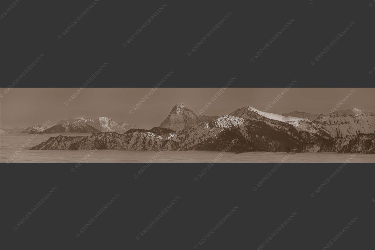 Blick vom Simetsberg über Karwendelvorberge zum Guffert und Wilden Kaiser - Weit nach Osten 5:1 sepia -- Guffert und Wilder Kaiser - mehr Infos bei www.Kriner-Weiermann.de