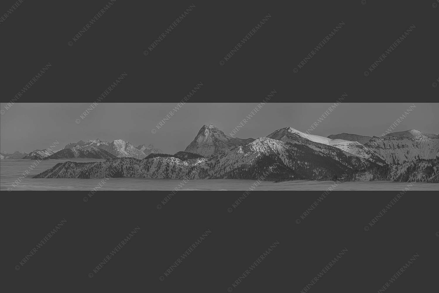 Blick vom Simetsberg über Karwendelvorberge zum Guffert und Wilden Kaiser - Weit nach Osten 5:1 sw -- Guffert und Wilder Kaiser - mehr Infos bei www.Kriner-Weiermann.de