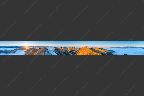 Blick über Krottenköpfe Simetsberg zur Benediktenwand und zum Sonnenuntergang an der Zugspitze - Weit übern Nebel 10:1  -- Estergebirge Panorama mit Wetterstein - mehr Infos bei www.Kriner-Weiermann.de