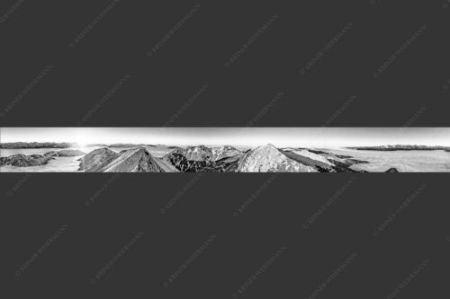 Blick über Krottenköpfe Simetsberg zur Benediktenwand und zum Sonnenuntergang an der Zugspitze - Weit übern Nebel 10:1 sw -- Estergebirge Panorama mit Wetterstein - mehr Infos bei www.Kriner-Weiermann.de