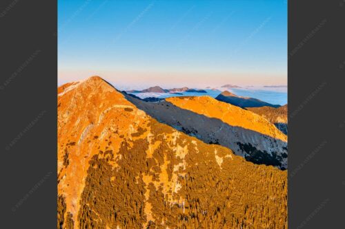 Blick über Krottenköpfe Simetsberg zur Benediktenwand und zum Sonnenuntergang an der Zugspitze - Weit übern Nebel 1:1  -- Estergebirge Panorama mit Wetterstein - mehr Infos bei www.Kriner-Weiermann.de