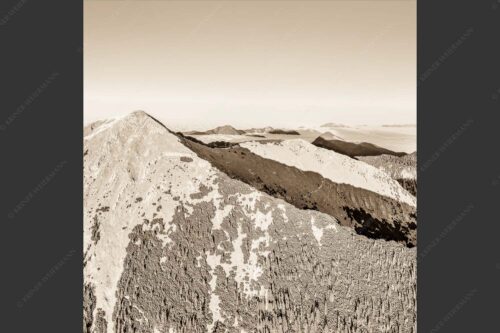 Blick über Krottenköpfe Simetsberg zur Benediktenwand und zum Sonnenuntergang an der Zugspitze - Weit übern Nebel 1:1 sepia -- Estergebirge Panorama mit Wetterstein - mehr Infos bei www.Kriner-Weiermann.de