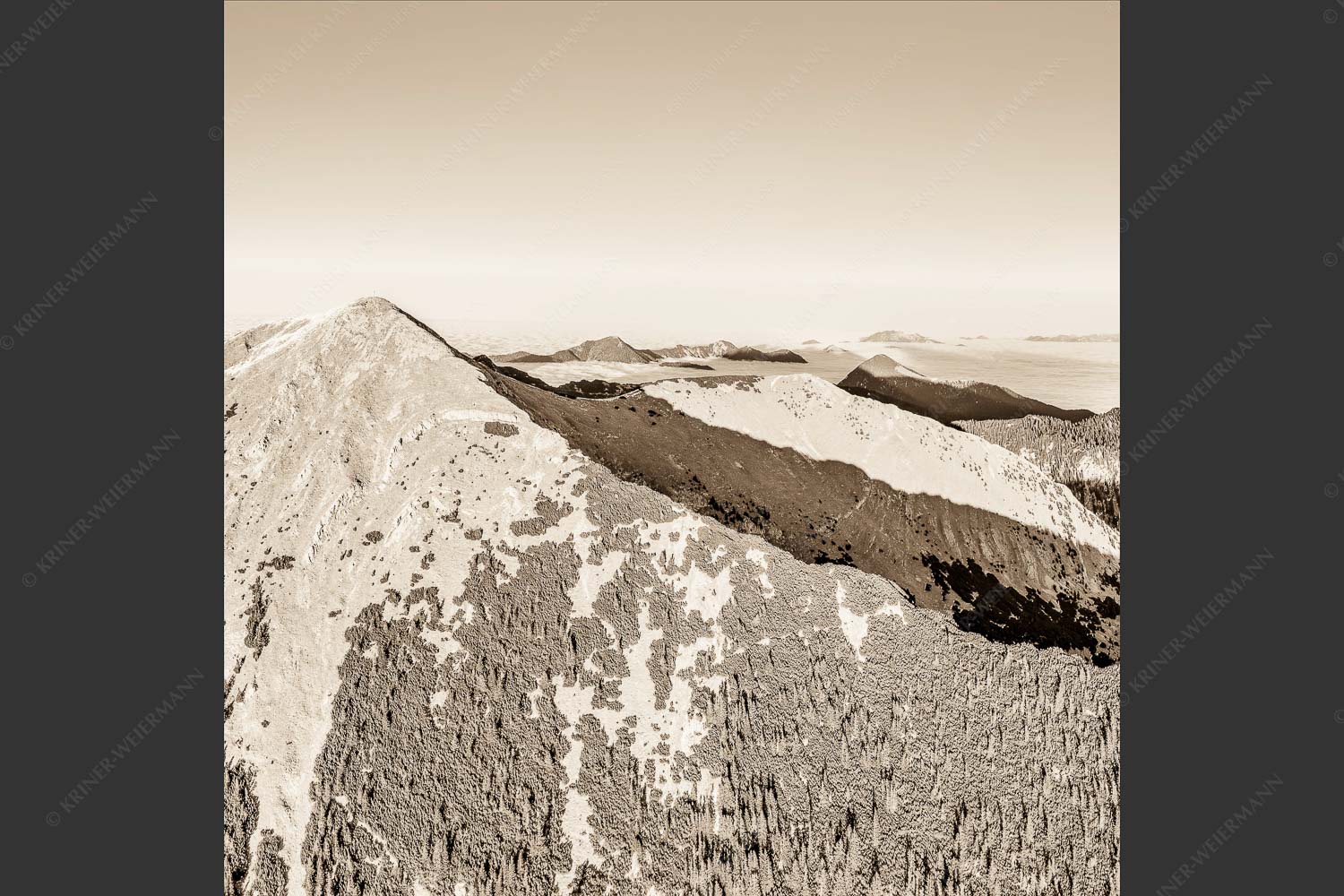 Blick über Krottenköpfe Simetsberg zur Benediktenwand und zum Sonnenuntergang an der Zugspitze - Weit übern Nebel 1:1 sepia -- Estergebirge Panorama mit Wetterstein - mehr Infos bei www.Kriner-Weiermann.de