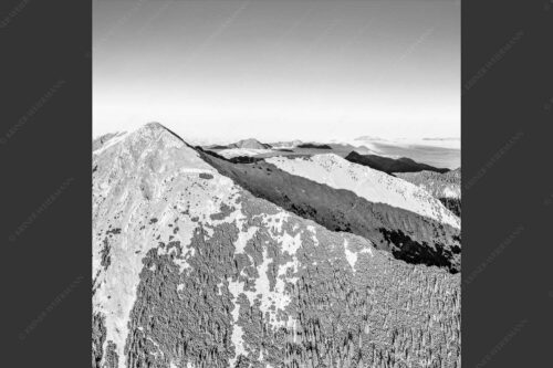 Blick über Krottenköpfe Simetsberg zur Benediktenwand und zum Sonnenuntergang an der Zugspitze - Weit übern Nebel 1:1 sw -- Estergebirge Panorama mit Wetterstein - mehr Infos bei www.Kriner-Weiermann.de