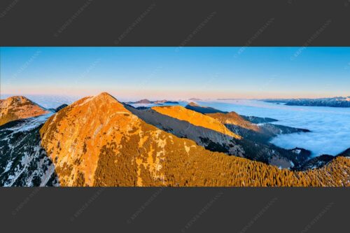 Blick über Krottenköpfe Simetsberg zur Benediktenwand und zum Sonnenuntergang an der Zugspitze - Weit übern Nebel 2,5:1  -- Estergebirge Panorama mit Wetterstein - mehr Infos bei www.Kriner-Weiermann.de