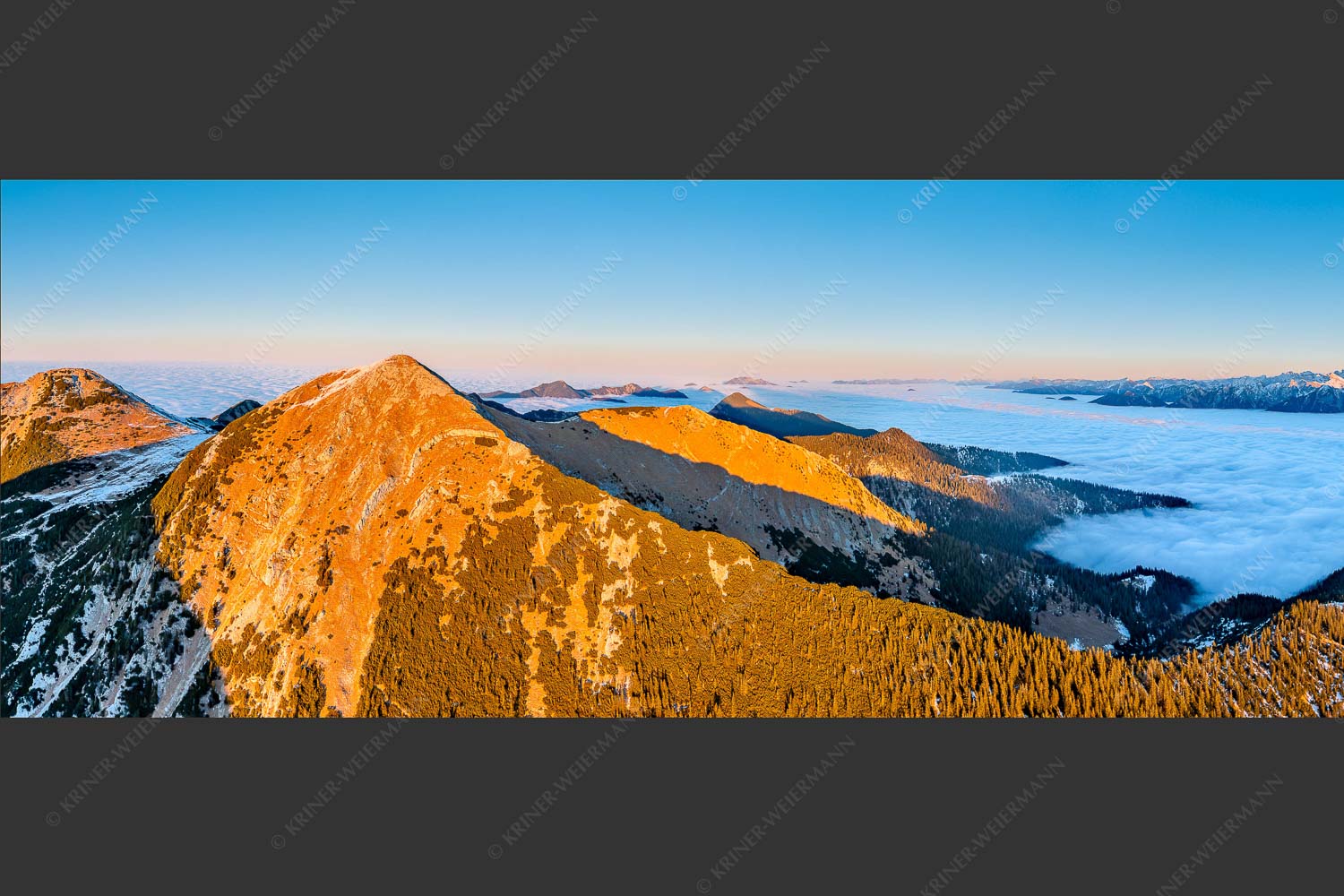 Blick über Krottenköpfe Simetsberg zur Benediktenwand und zum Sonnenuntergang an der Zugspitze - Weit übern Nebel 2,5:1 -- Estergebirge Panorama mit Wetterstein - mehr Infos bei www.Kriner-Weiermann.de