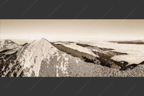 Blick über Krottenköpfe Simetsberg zur Benediktenwand und zum Sonnenuntergang an der Zugspitze - Weit übern Nebel 2,5:1 sepia -- Estergebirge Panorama mit Wetterstein - mehr Infos bei www.Kriner-Weiermann.de