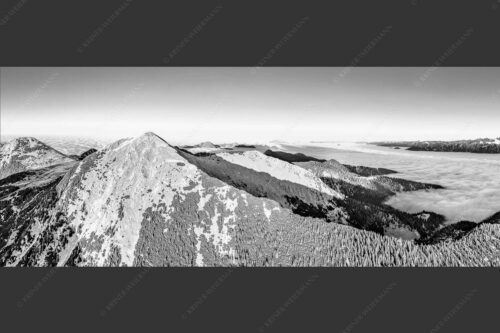 Blick über Krottenköpfe Simetsberg zur Benediktenwand und zum Sonnenuntergang an der Zugspitze - Weit übern Nebel 2,5:1 sw -- Estergebirge Panorama mit Wetterstein - mehr Infos bei www.Kriner-Weiermann.de
