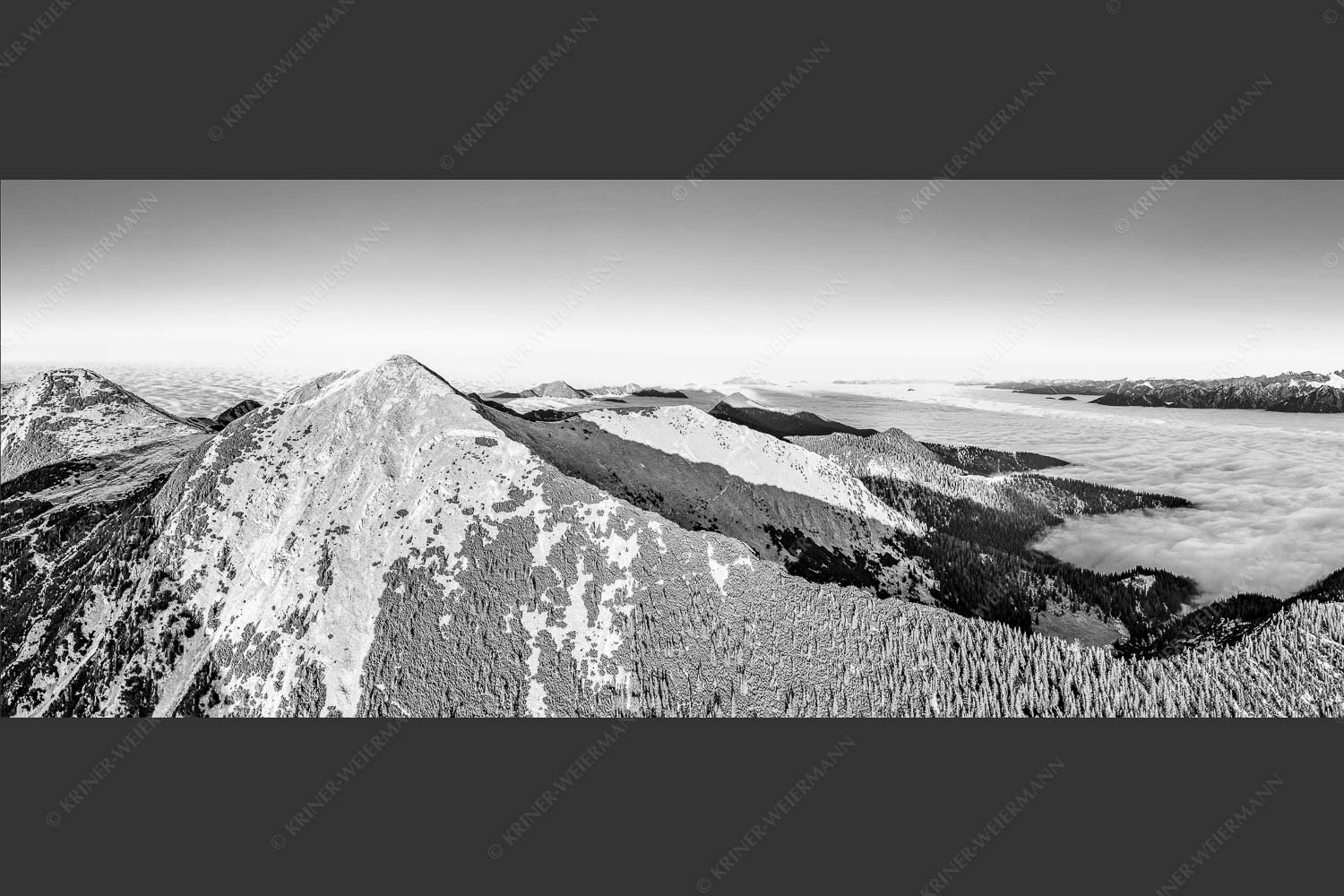 Blick über Krottenköpfe Simetsberg zur Benediktenwand und zum Sonnenuntergang an der Zugspitze - Weit übern Nebel 2,5:1 sw -- Estergebirge Panorama mit Wetterstein - mehr Infos bei www.Kriner-Weiermann.de