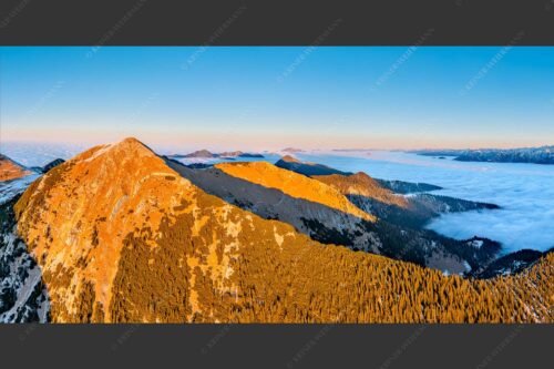 Blick über Krottenköpfe Simetsberg zur Benediktenwand und zum Sonnenuntergang an der Zugspitze - Weit übern Nebel 2:1  -- Estergebirge Panorama mit Wetterstein - mehr Infos bei www.Kriner-Weiermann.de