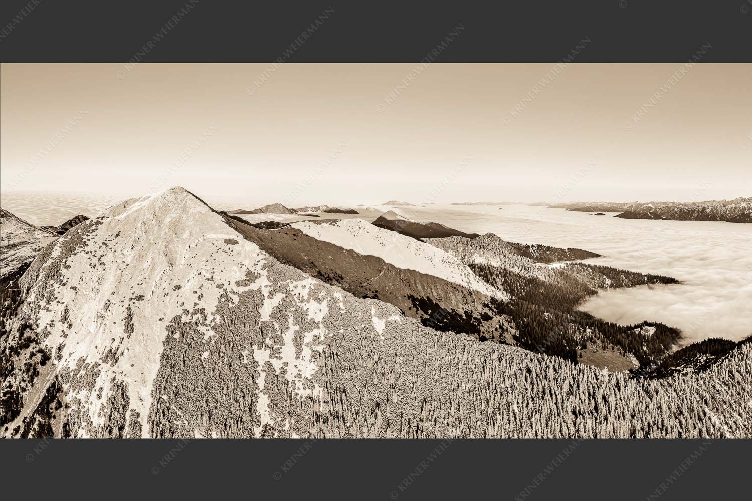 Blick über Krottenköpfe Simetsberg zur Benediktenwand und zum Sonnenuntergang an der Zugspitze - Weit übern Nebel 2:1 sepia -- Estergebirge Panorama mit Wetterstein - mehr Infos bei www.Kriner-Weiermann.de