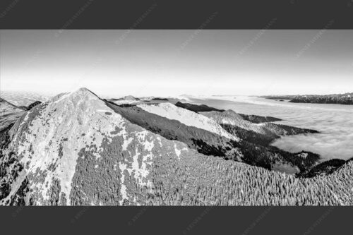 Blick über Krottenköpfe Simetsberg zur Benediktenwand und zum Sonnenuntergang an der Zugspitze - Weit übern Nebel 2:1 sw -- Estergebirge Panorama mit Wetterstein - mehr Infos bei www.Kriner-Weiermann.de
