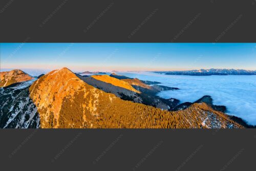 Blick über Krottenköpfe Simetsberg zur Benediktenwand und zum Sonnenuntergang an der Zugspitze - Weit übern Nebel 3:1  -- Estergebirge Panorama mit Wetterstein - mehr Infos bei www.Kriner-Weiermann.de