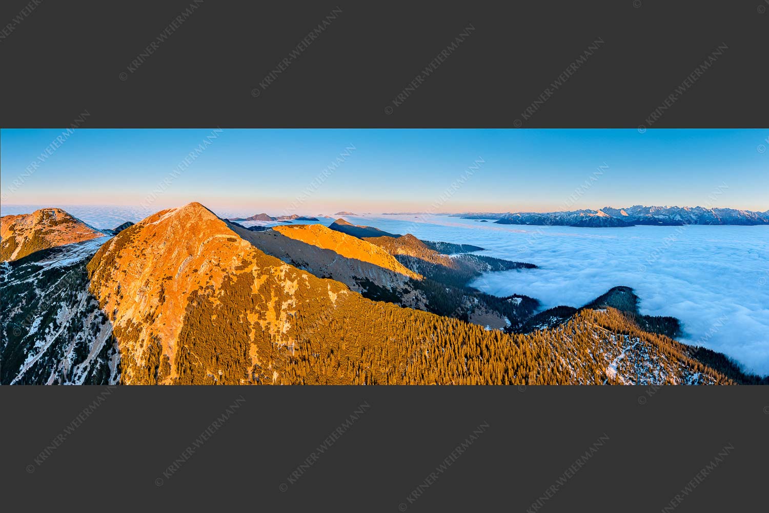 Blick über Krottenköpfe Simetsberg zur Benediktenwand und zum Sonnenuntergang an der Zugspitze - Weit übern Nebel 3:1 -- Estergebirge Panorama mit Wetterstein - mehr Infos bei www.Kriner-Weiermann.de