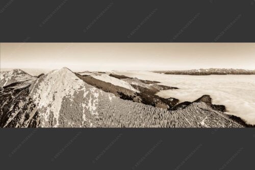 Blick über Krottenköpfe Simetsberg zur Benediktenwand und zum Sonnenuntergang an der Zugspitze - Weit übern Nebel 3:1 sepia -- Estergebirge Panorama mit Wetterstein - mehr Infos bei www.Kriner-Weiermann.de