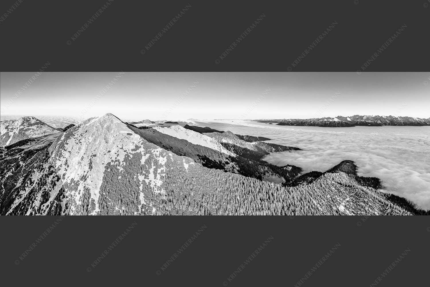 Blick über Krottenköpfe Simetsberg zur Benediktenwand und zum Sonnenuntergang an der Zugspitze - Weit übern Nebel 3:1 sw -- Estergebirge Panorama mit Wetterstein - mehr Infos bei www.Kriner-Weiermann.de