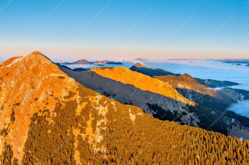 Blick über Krottenköpfe Simetsberg zur Benediktenwand und zum Sonnenuntergang an der Zugspitze - Weit übern Nebel 3:2  -- Estergebirge Panorama mit Wetterstein - mehr Infos bei www.Kriner-Weiermann.de
