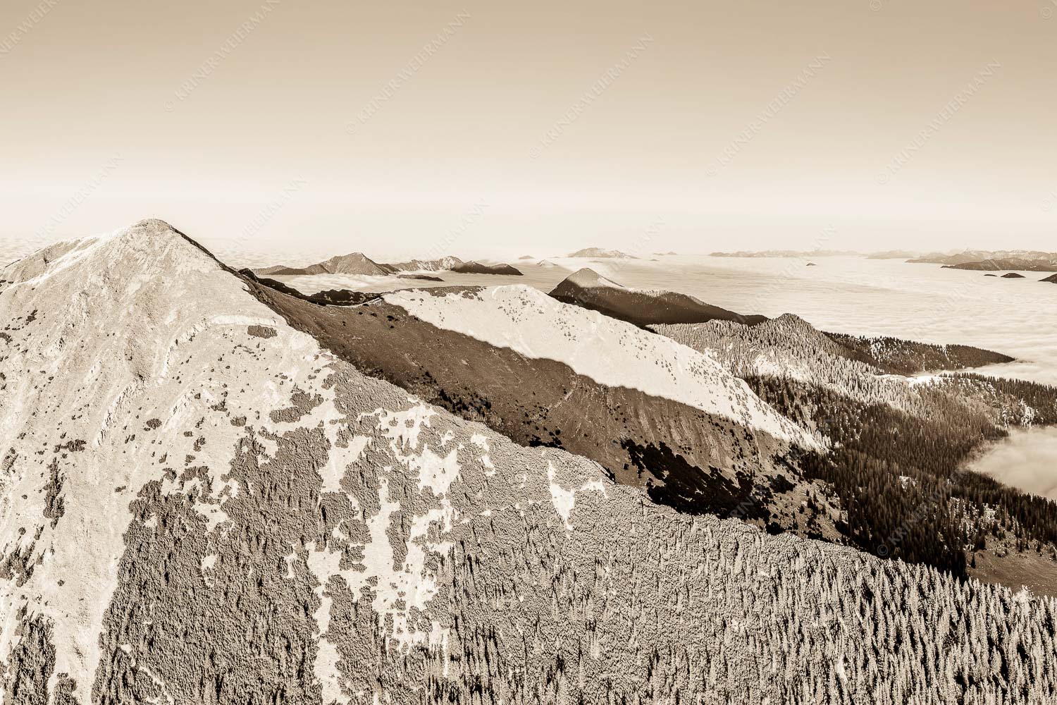 Blick über Krottenköpfe Simetsberg zur Benediktenwand und zum Sonnenuntergang an der Zugspitze - Weit übern Nebel 3:2 sepia -- Estergebirge Panorama mit Wetterstein - mehr Infos bei www.Kriner-Weiermann.de
