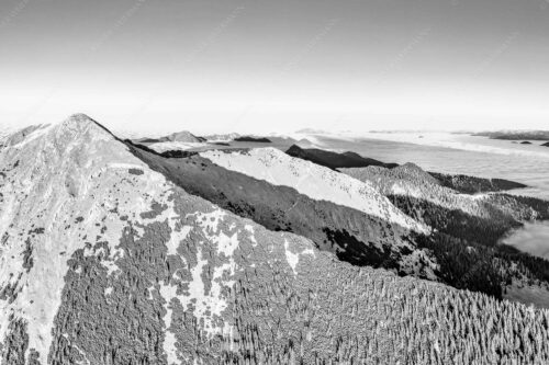 Blick über Krottenköpfe Simetsberg zur Benediktenwand und zum Sonnenuntergang an der Zugspitze - Weit übern Nebel 3:2 sw -- Estergebirge Panorama mit Wetterstein - mehr Infos bei www.Kriner-Weiermann.de