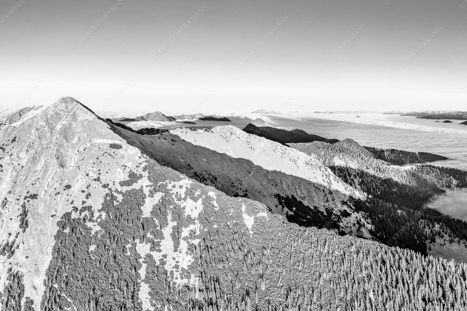 Blick über Krottenköpfe Simetsberg zur Benediktenwand und zum Sonnenuntergang an der Zugspitze - Weit übern Nebel 3:2 sw -- Estergebirge Panorama mit Wetterstein - mehr Infos bei www.Kriner-Weiermann.de