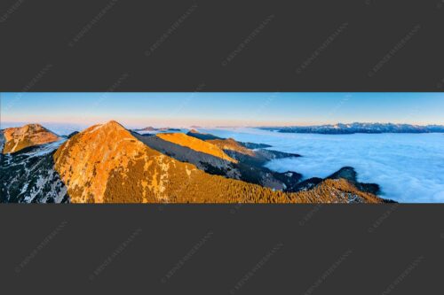 Blick über Krottenköpfe Simetsberg zur Benediktenwand und zum Sonnenuntergang an der Zugspitze - Weit übern Nebel 4:1  -- Estergebirge Panorama mit Wetterstein - mehr Infos bei www.Kriner-Weiermann.de