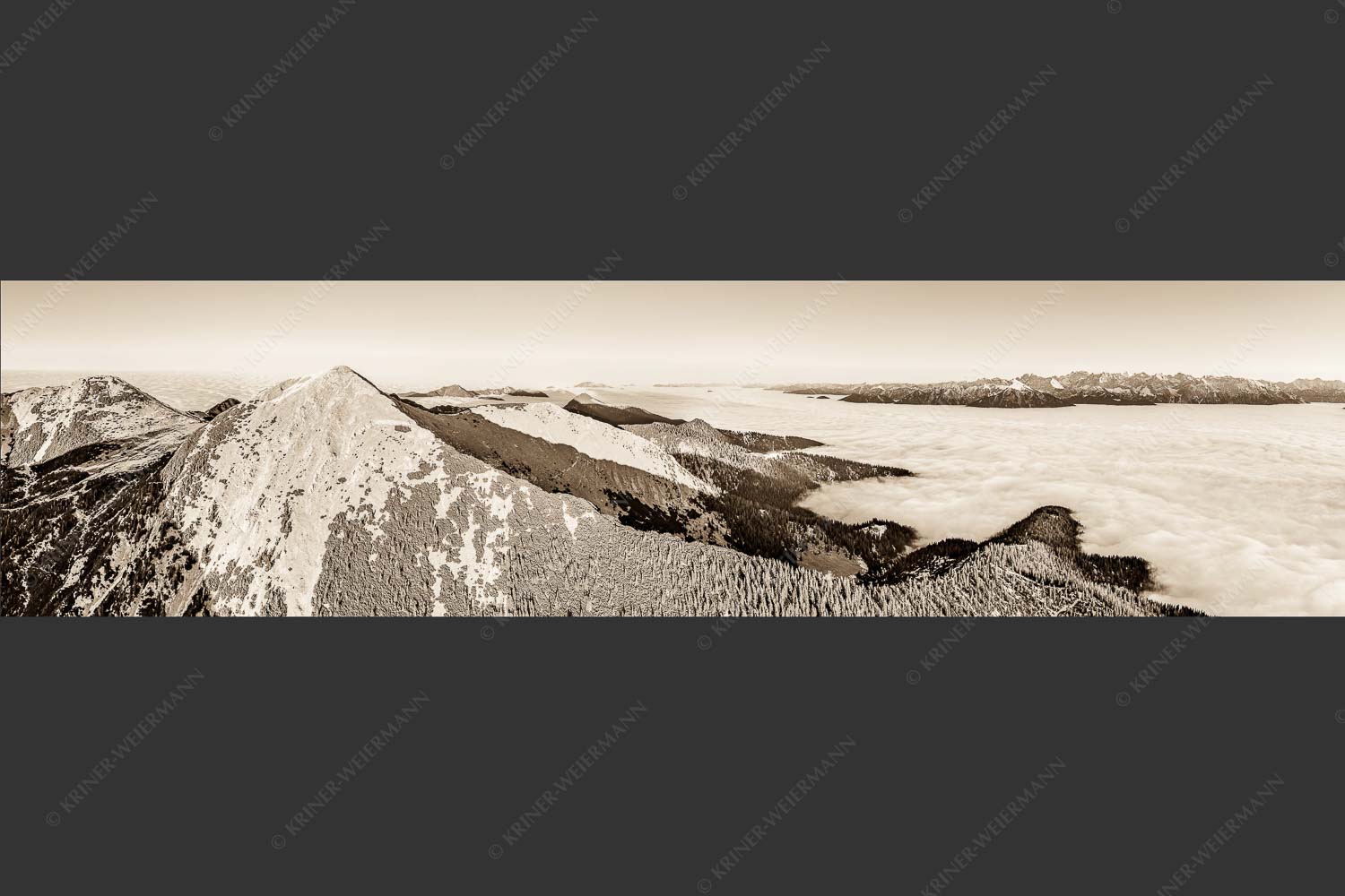 Blick über Krottenköpfe Simetsberg zur Benediktenwand und zum Sonnenuntergang an der Zugspitze - Weit übern Nebel 4:1 sepia -- Estergebirge Panorama mit Wetterstein - mehr Infos bei www.Kriner-Weiermann.de