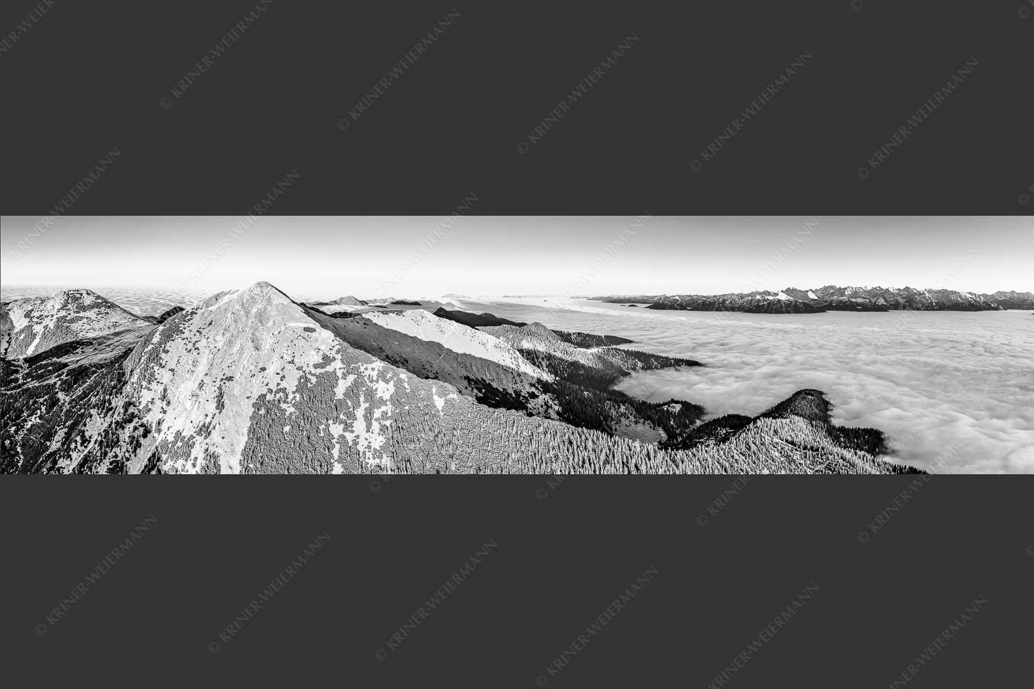 Blick über Krottenköpfe Simetsberg zur Benediktenwand und zum Sonnenuntergang an der Zugspitze - Weit übern Nebel 4:1 sw -- Estergebirge Panorama mit Wetterstein - mehr Infos bei www.Kriner-Weiermann.de