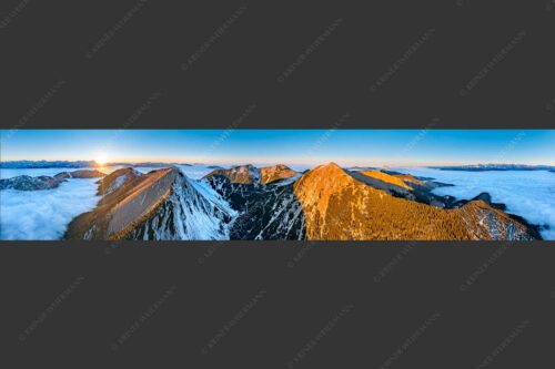 Blick über Krottenköpfe Simetsberg zur Benediktenwand und zum Sonnenuntergang an der Zugspitze - Weit übern Nebel 5:1  -- Estergebirge Panorama mit Wetterstein - mehr Infos bei www.Kriner-Weiermann.de