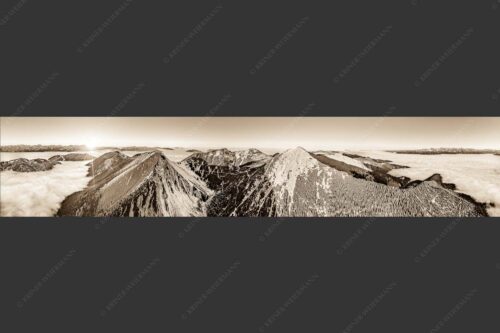 Blick über Krottenköpfe Simetsberg zur Benediktenwand und zum Sonnenuntergang an der Zugspitze - Weit übern Nebel 5:1 sepia -- Estergebirge Panorama mit Wetterstein - mehr Infos bei www.Kriner-Weiermann.de